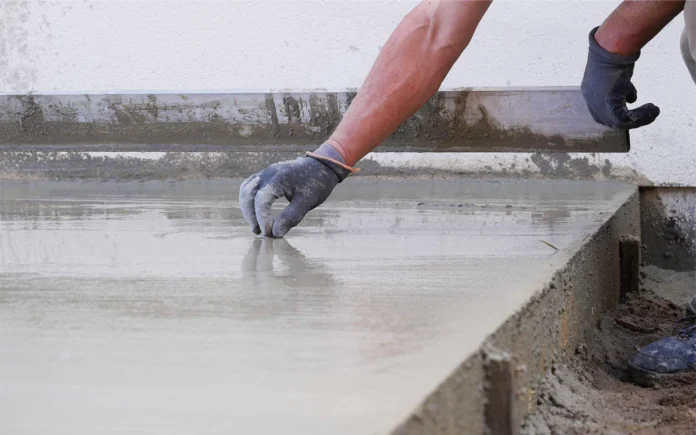 Une astuce simple pour transformer votre terrasse avec une chape de béton impeccable