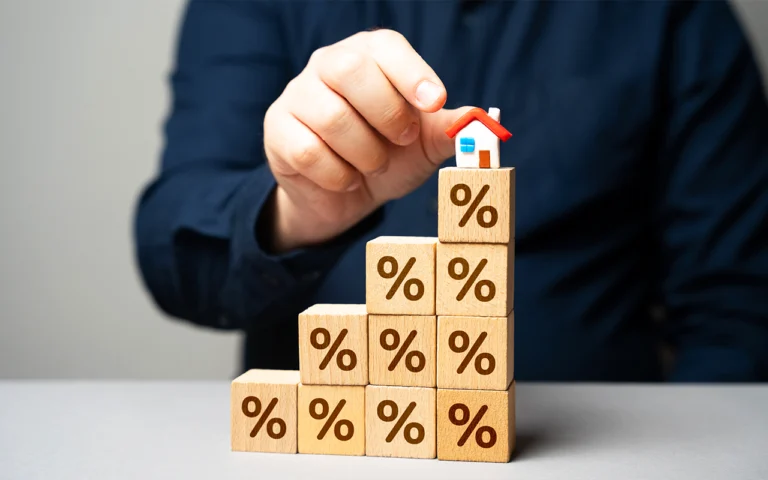 Face à la flambée actuelle des taux d'intérêt, choisir judicieusement votre prêt immobilier est crucial et nous vous en parlons en détail