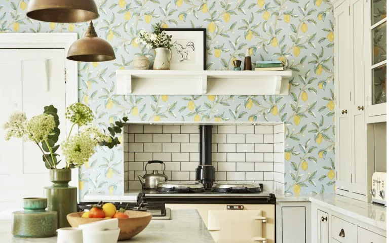 Peu de gens osent l’utiliser pour décorer leur cuisine, pourtant cette nouvelle tendance est pratique et très originale