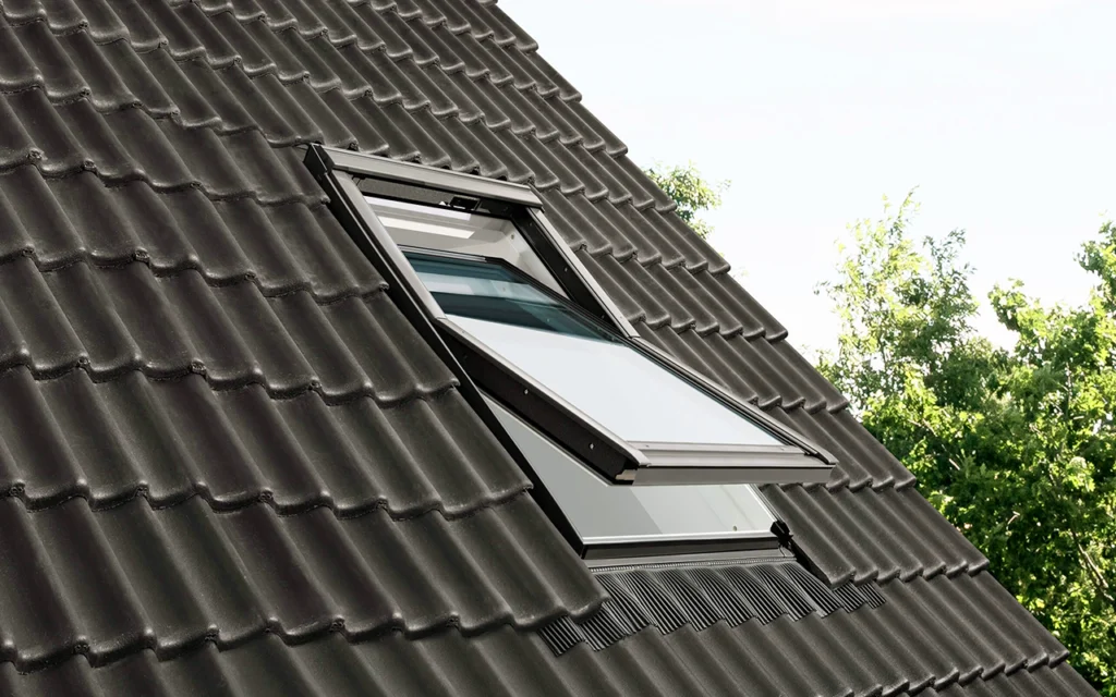 Révolutionnez votre maison avec des stores et volets Velux : confort et économie d'énergie toute l'année