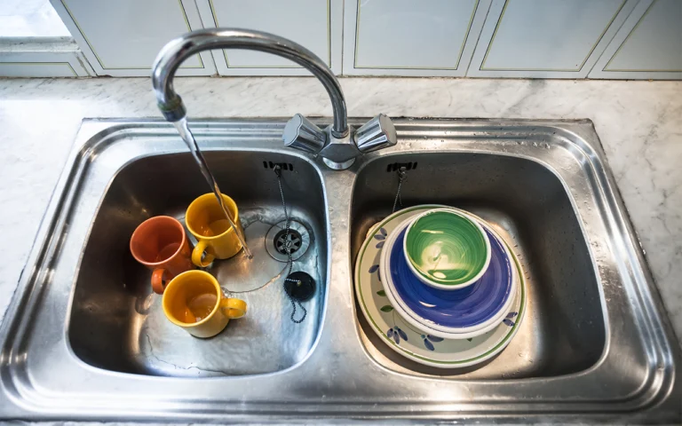 L'évier de votre cuisine est un nid à bactéries qui peut être dangereux pour votre santé s'il est mal entretenu