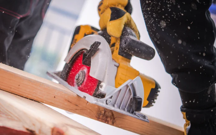 Cet outil est l'un des plus dangereux sur le marché et on vous explique comment vous en servir en toute sécurité Cet outil est l'un des plus dangereux sur le marché et on vous explique comment vous en servir en toute sécurité