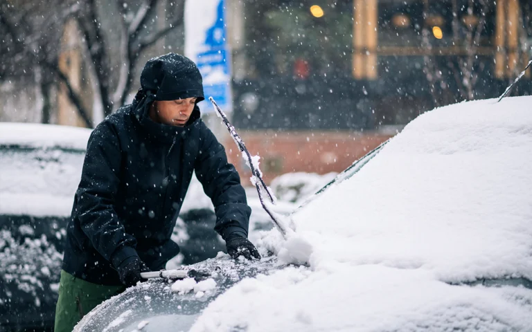 Ces accessoires à ne pas oublier dans votre voiture sont essentiels pour ne pas vous laisser surprendre par l'hiver