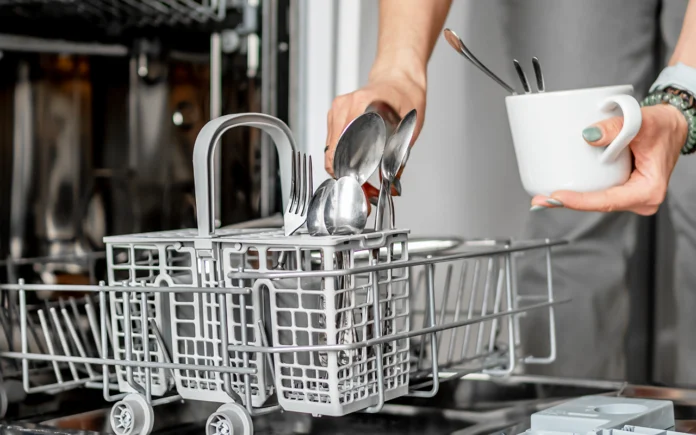 Voici ce que vous ne devez jamais placer sur le panier supérieur de votre lave-vaisselle Voici ce que vous ne devez jamais placer sur le panier supérieur de votre lave-vaisselle