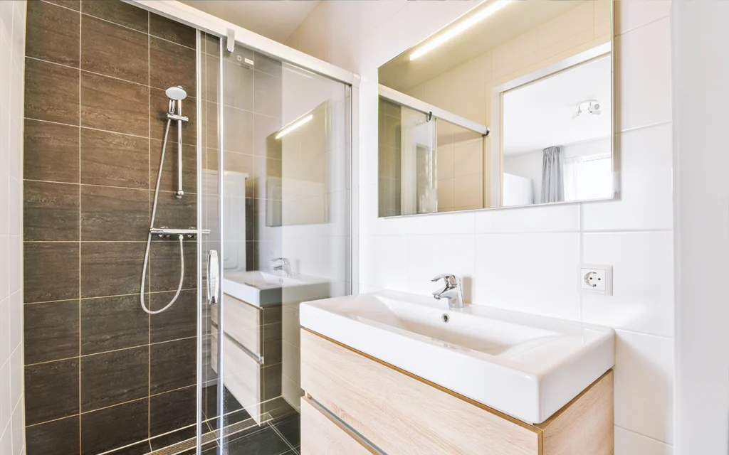 Découvrez le mélange miracle qui élimine la moisissure de votre douche en moins de 10 minutes et sans javel