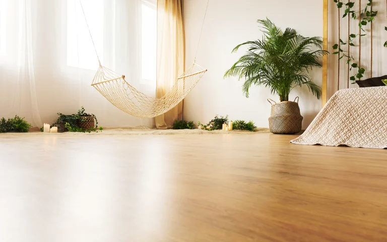 On vous dévoile les 7 tendances de revêtement de sol incontournables en 2025 selon les experts