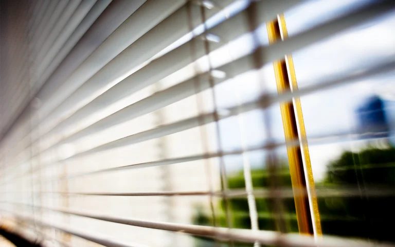 Guide simple et pratique pour installer des stores intérieurs comme un pro et transformer l'apparence de vos fenêtres