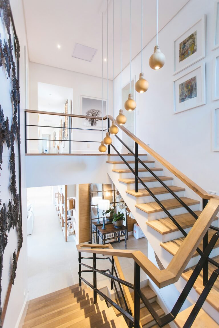 L'inspi du jour : Un magnifique escalier aux tons naturels avec un design moderne et lumineux
