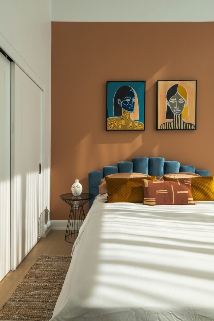 Découvrez comment les couleurs audacieuses et l'art moderne peuvent transformer votre chambre à coucher Découvrez comment les couleurs audacieuses et l'art moderne peuvent transformer votre chambre à coucher
