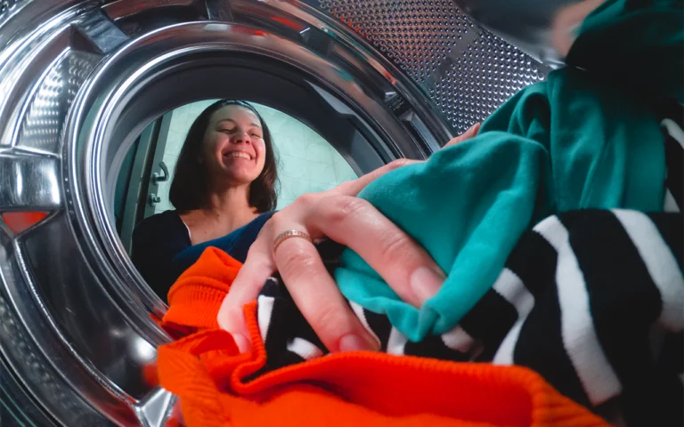 Pourquoi laisser le lave-linge ouvert ou fermé après usage peut sauver votre appareil et votre santé