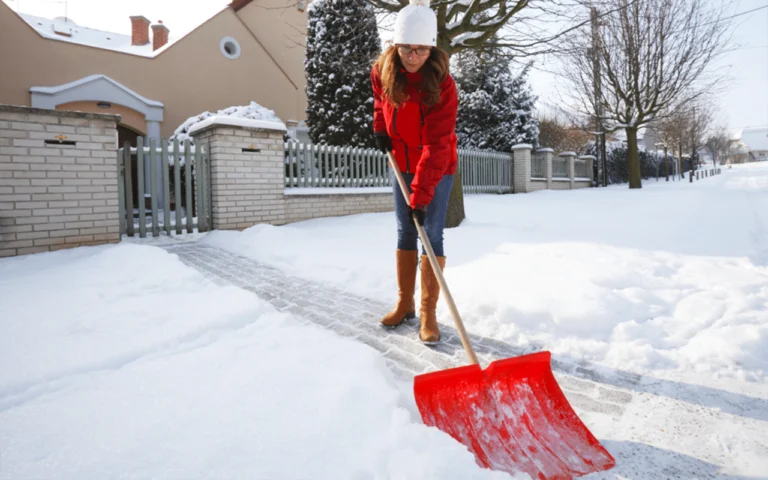 Une astuce fait maison avec des ingrédients de base pour dégeler votre allée sans vous ruiner
