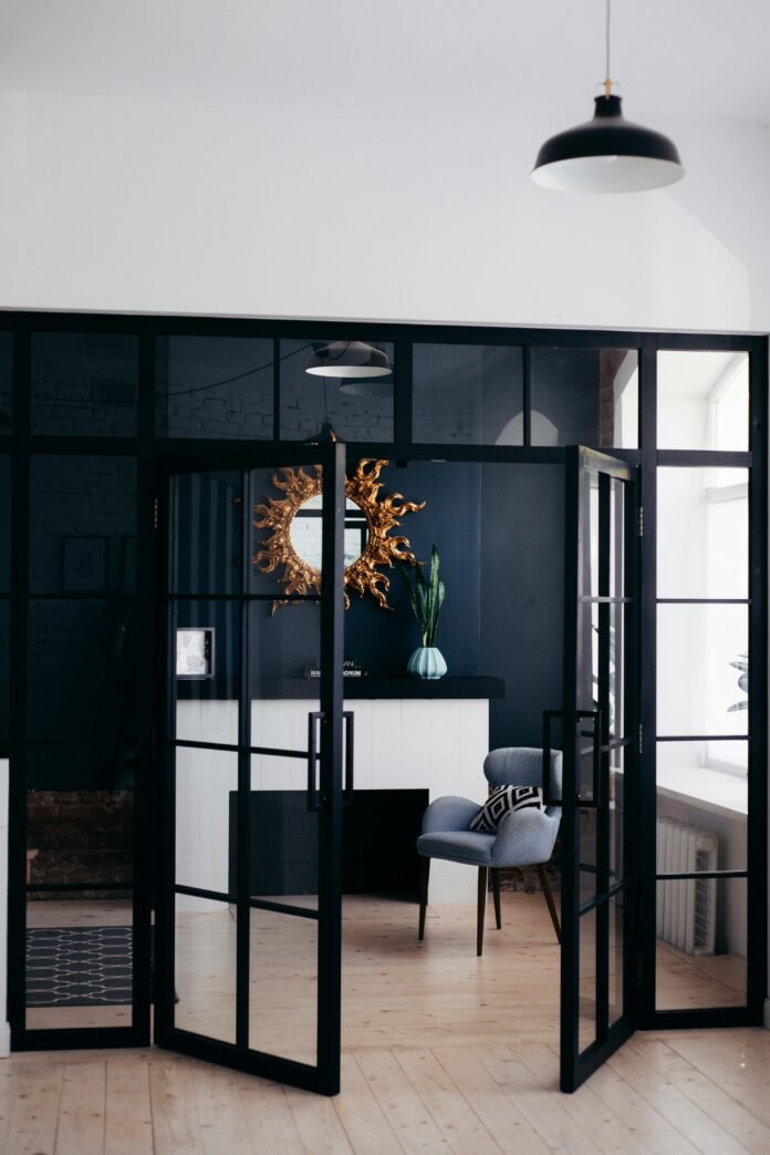 L'inspi du jour : Un havre de paix avec des portes vitrées noires pour un intérieur lumineux et moderne L'inspi du jour : Un havre de paix avec des portes vitrées noires pour un intérieur lumineux et moderne