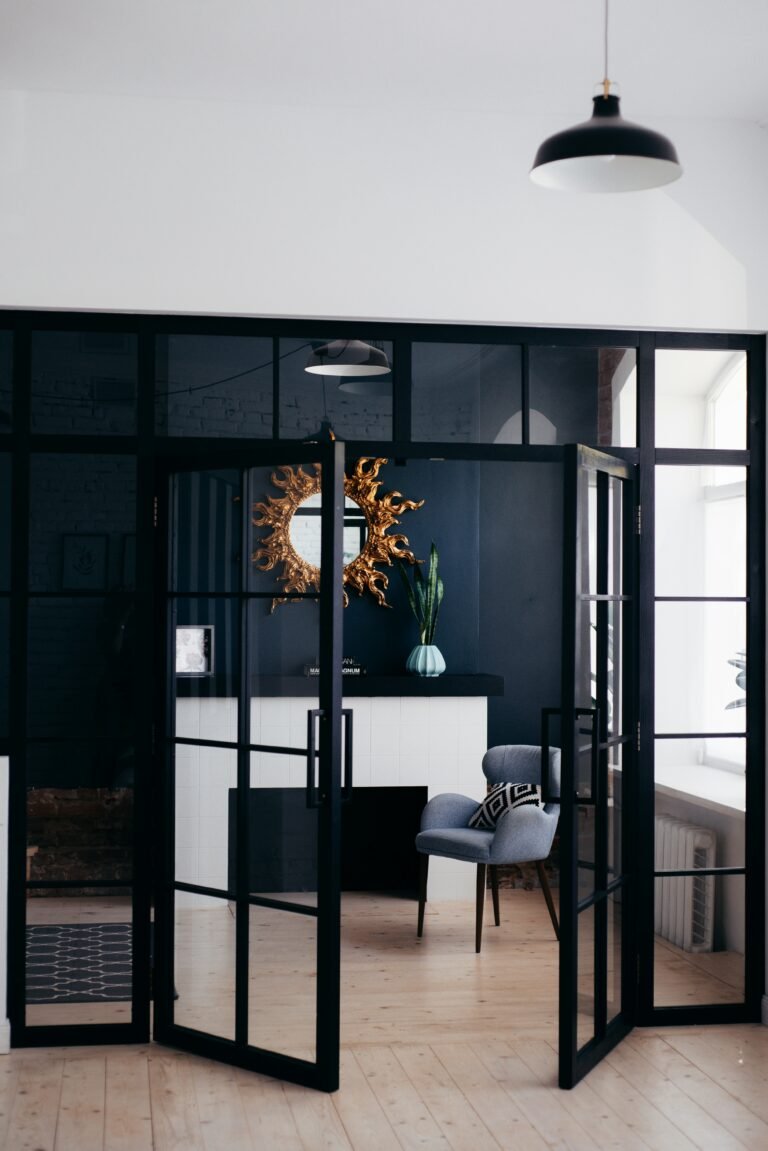L'inspi du jour : Un havre de paix avec des portes vitrées noires pour un intérieur lumineux et moderne