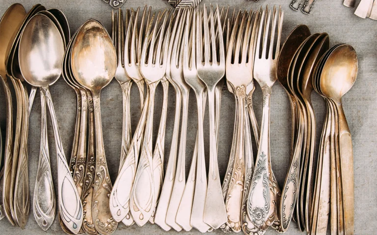 Faites briller votre argenterie sans vous fatiguer grâce à cette astuce révolutionnaire