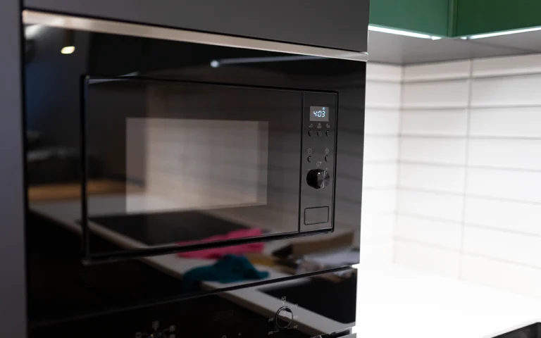 Voici ce que vous ne devriez jamais mettre dans votre micro-ondes sous peine de voir votre maison exploser